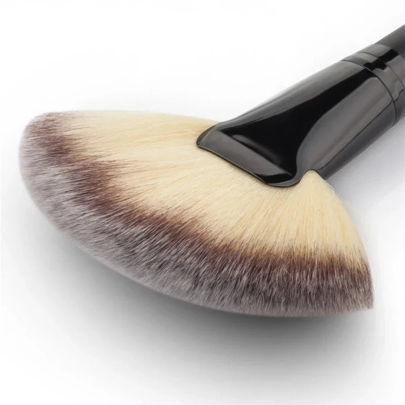 1Pc Fan-shape Makeup Brush Blush Powder Highlighter Makeup Brushes Face Blender For Cheek Soft Natural Hair Make Up Brushes