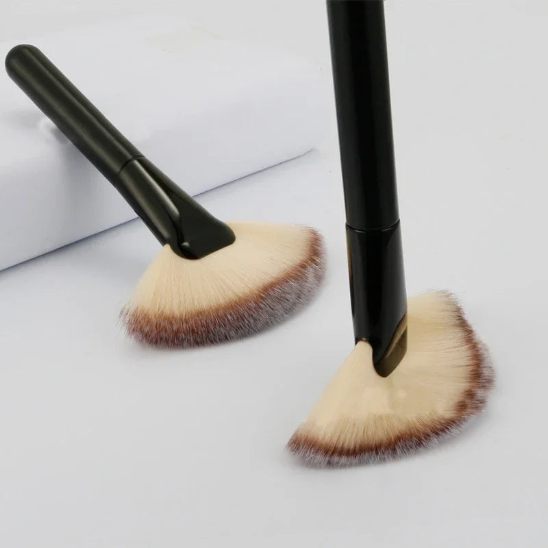 1Pc Fan-shape Makeup Brush Blush Powder Highlighter Makeup Brushes Face Blender For Cheek Soft Natural Hair Make Up Brushes